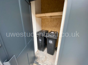 Bin store