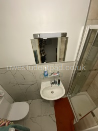 Room 2 Ensuite