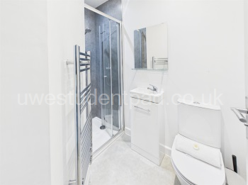 Bathroom 1 - 1.jpg