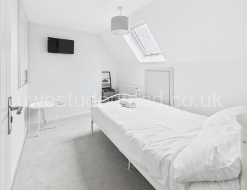 bedroom 6.jpg