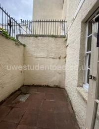 Courtyard Bed 2