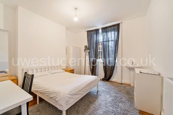 Large Double Room with Shared Bathroom