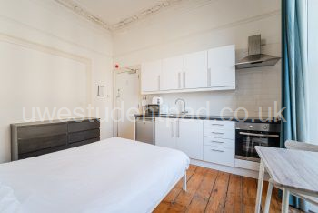 Kitchenette Double with Shared Bathroom