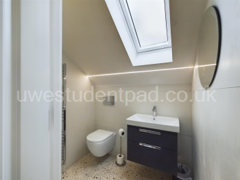 Bedroom 5 Ensuite