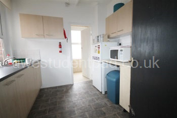 middle kitchen.JPG