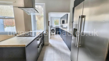 2JSJiXjDwUSCYXAHq7lR