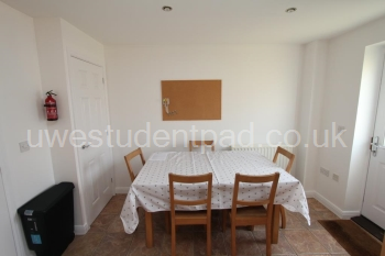 123MA 050 Kitchen 2(S).JPG