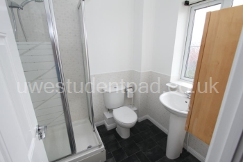 123MA 110 En-suite(S).JPG